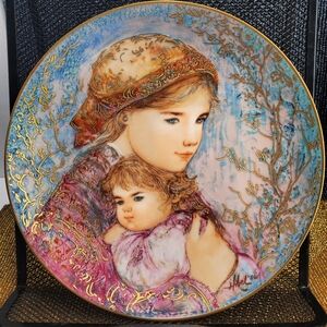 Collector Plate Edna Hibel Mother's Day 1986 "Emily and Jennifer" Plate #6259A